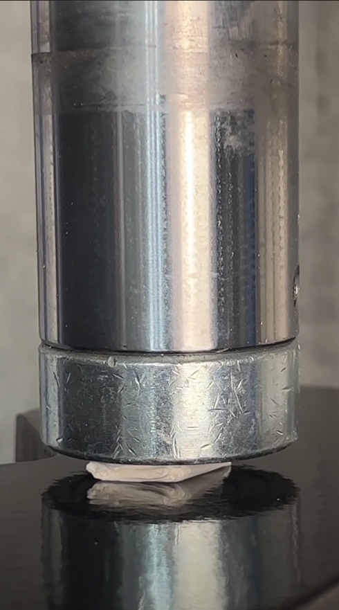 10トンプレスで薄い紙を8回以上折れる？　力技で押し切った結果が「好き」「想像と違ってジワった」と話題