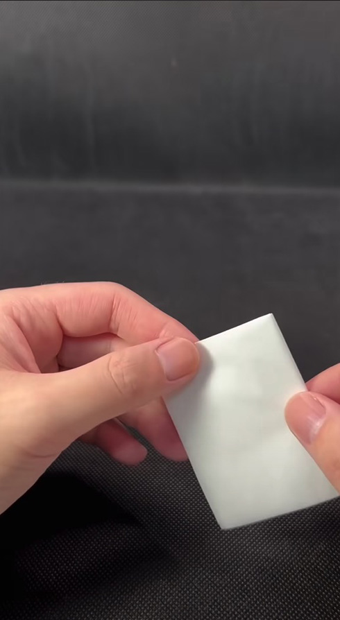 10トンプレスで薄い紙を8回以上折れる？　力技で押し切った結果が「好き」「想像と違ってジワった」と話題