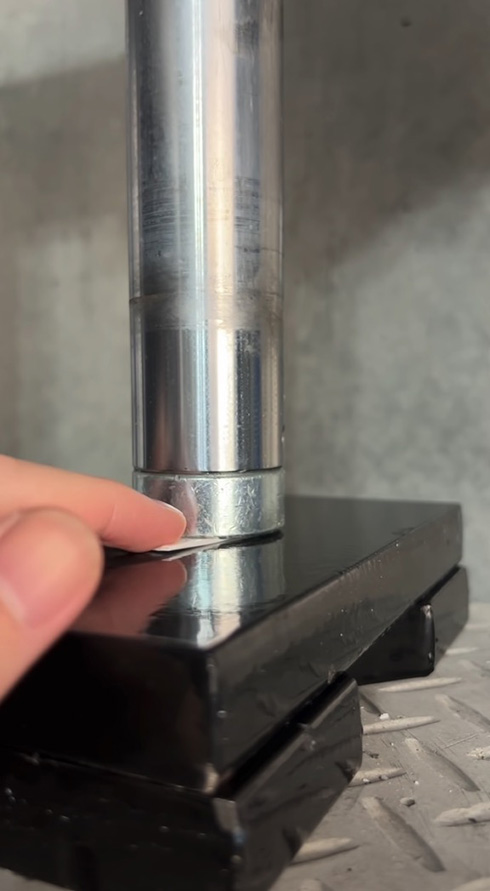 10トンプレスで薄い紙を8回以上折れる？　力技で押し切った結果が「好き」「想像と違ってジワった」と話題