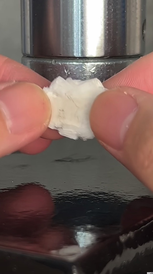 10トンプレスで薄い紙を8回以上折れる？　力技で押し切った結果が「好き」「想像と違ってジワった」と話題