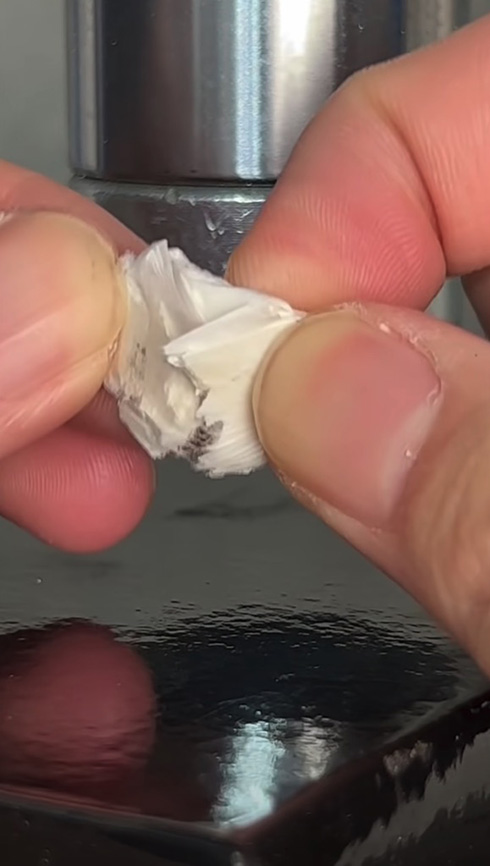 10トンプレスで薄い紙を8回以上折れる？　力技で押し切った結果が「好き」「想像と違ってジワった」と話題