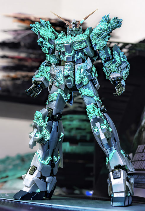 ユニコーンガンダム光の結晶体エアブラシによる全塗装 ガンプラ ガンダム ガンダムUC」のクライマックスを再現したガンプラが話題 塗装の