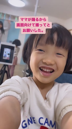 ママを見つめる笑顔