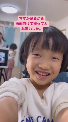 ママを見つめる笑顔