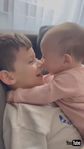 「Siblings Have an Adorable Interaction || ViralHog」