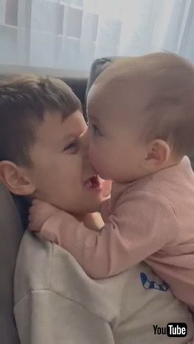 「Siblings Have an Adorable Interaction || ViralHog」