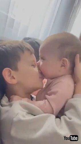 「Siblings Have an Adorable Interaction || ViralHog」