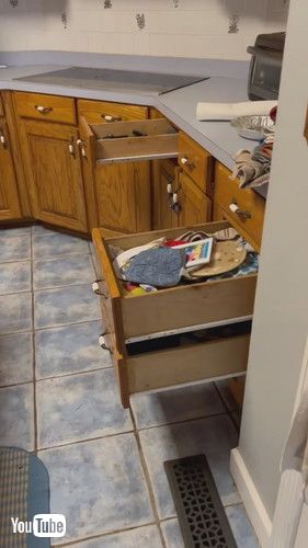 キッチンで寝るアライグマ