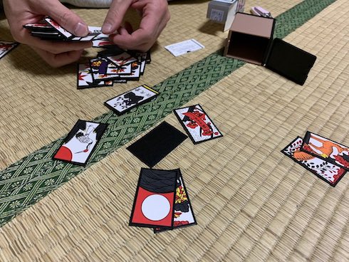 花札を遊ぶ様子