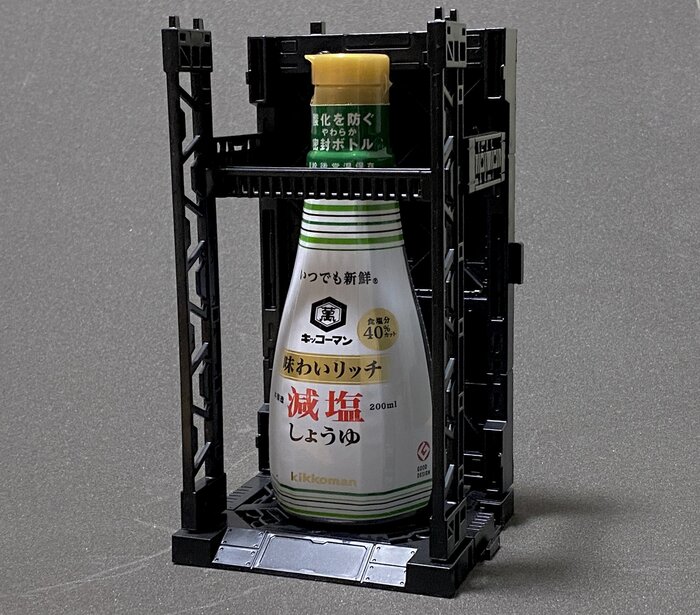 100均で購入したディスプレイベースに醤油を置いてみたらジャストフィット　「宇宙に飛び立っていきそう」と話題
