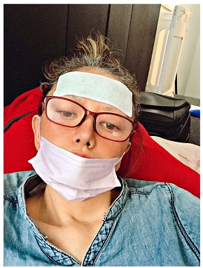 新型コロナウイルス感染症の発症を報告する広田レオナ