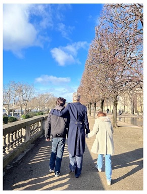 中村江里子と家族のパリ散歩