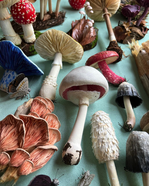 紙で作ったキノコ