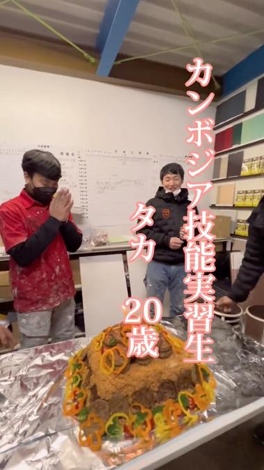 カンボジアから来た技能実習生の20歳の誕生日会を写した動画が感動的だと、TikTokで話題に