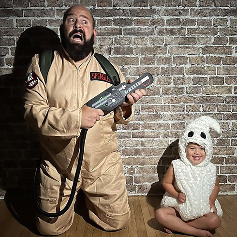 娘と一緒にフィクションの世界に入り込むパパ　楽しそうな写真に見ているだけでほっこり