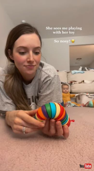 おもちゃを通り越してスマートフォンが気になった赤ちゃん