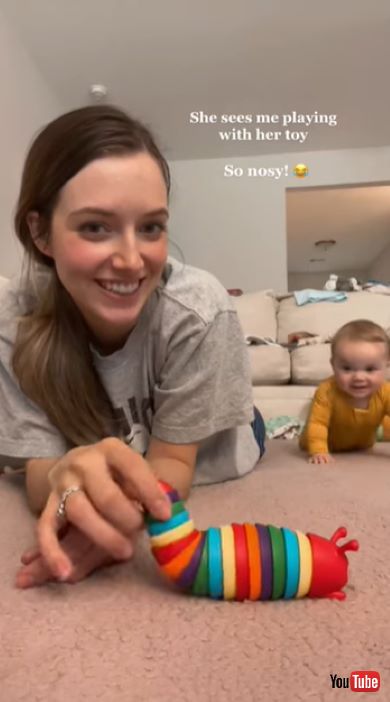 おもちゃを通り越してスマートフォンが気になった赤ちゃん