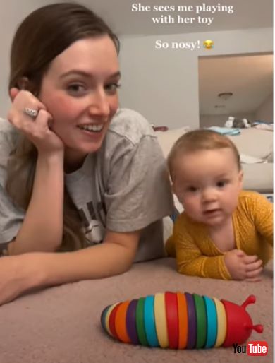 おもちゃを通り越してスマートフォンが気になった赤ちゃん