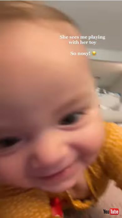 おもちゃを通り越してスマートフォンが気になった赤ちゃん