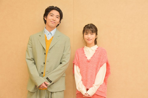 「金の国 水の国」出演の浜辺美波と賀来賢人