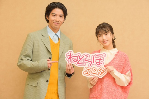 「金の国 水の国」出演の浜辺美波と賀来賢人