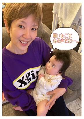ニッチェ江上敬子の娘を抱く戸田恵子