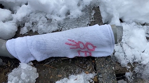 排水管が凍結→氷がところてんみたいに「にゅっ！」　「水の音も心地良い」「こんなお菓子、昔あったような」と話題に