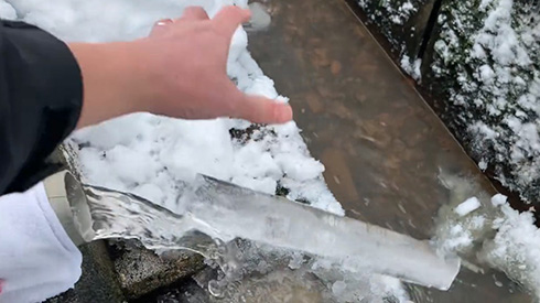 排水管が凍結→氷がところてんみたいに「にゅっ！」　「水の音も心地良い」「こんなお菓子、昔あったような」と話題に
