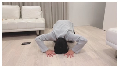 財布を紛失して土下座で謝罪するアレクサンダー