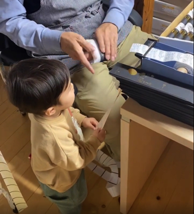 繁忙期のじいじを手伝う孫の姿を捉えた動画