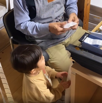 繁忙期のじいじを手伝う孫の姿を捉えた動画