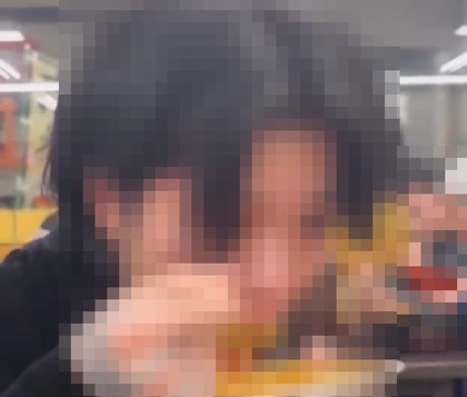 福岡県北九州市のうどんチェーン店「資さんうどん」で、利用客が共有のスプーンを使い、天かすを頬張る動画がSNS上で拡散していることを受け、運営元の資さんは本件について警察に相談していると2月1日に発表