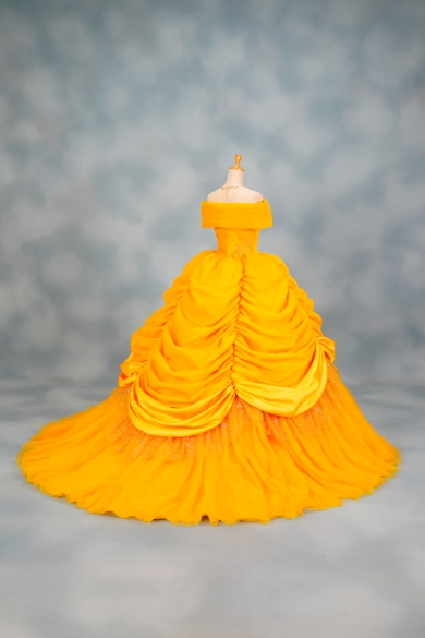 「美女と野獣」をイメージしたカラードレス（バック）の画像