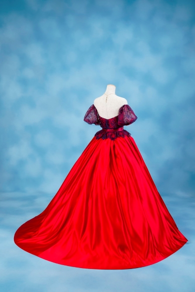 「白雪姫」をイメージしたカラードレス（バック）の画像