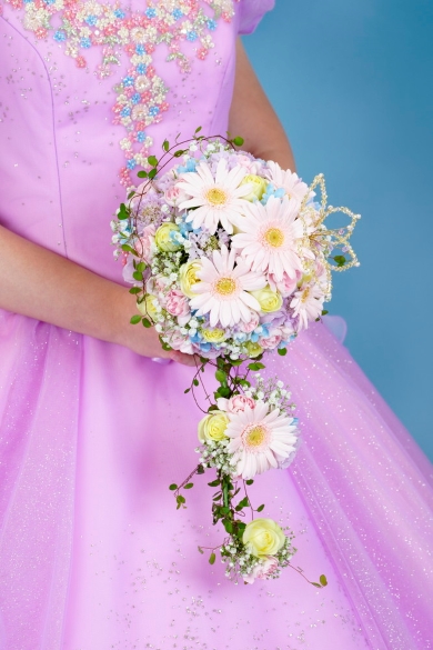 「塔の上のラプンツェル」をイメージしたカラードレス（ブーケ）の画像