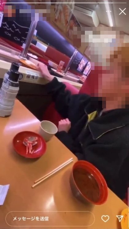 回転寿司チェーン店での迷惑行為の動画の拡散が相次ぐなか、新たに「スシロー」店舗で利用客が醤油さしから直飲みする動画が批判を集めています