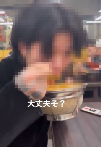 福岡県北九州市のうどんチェーン店「資さんうどん」で、利用客が共有のスプーンを使い、天かすを頬張る動画がSNS上で拡散している件について、運営元の資さんは福岡県警小倉北警察署に被害届を提出して受理されたと発表