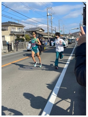 箱根駅伝で太田蒼生選手の給水係を務めた穴井夕子と長男・横田知己
