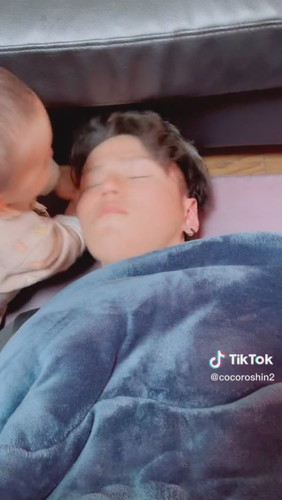 「遊ぼうよ！　と大学生おじを誘うベビー」