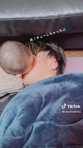 「遊ぼうよ！　と大学生おじを誘うベビー」