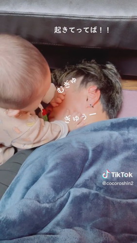 「遊ぼうよ！　と大学生おじを誘うベビー」