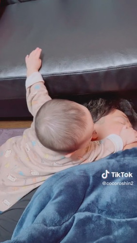 「遊ぼうよ！　と大学生おじを誘うベビー」