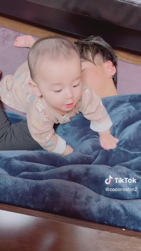 「遊ぼうよ！　と大学生おじを誘うベビー」