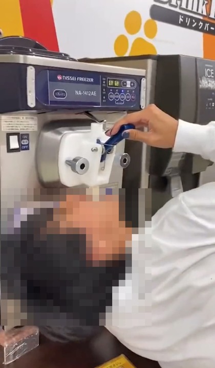 カラオケチェーン「カラオケ まねきねこ」店舗で迷惑行為の動画が複数拡散していることを受け、運営元のコシダカホールディングスは2月3日、所轄の警察署に相談していると発表