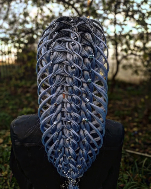 芸術的な編み込みヘア