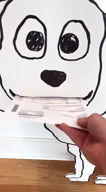 犬に不要な紙を与えると食べてしまい……？　イラストとシュレッダーを組み合わせたアートが笑ってしまうほどユーモア満載