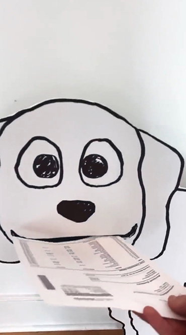 犬に不要な紙を与えると食べてしまい……？　イラストとシュレッダーを組み合わせたアートが笑ってしまうほどユーモア満載