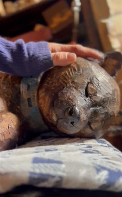 ワンコの彫刻正面アップ