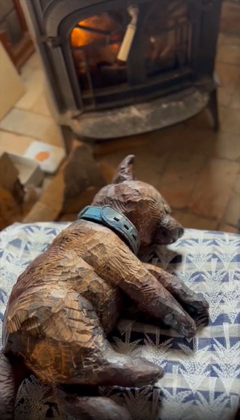 ワンコ彫刻ストーブ近くアップ