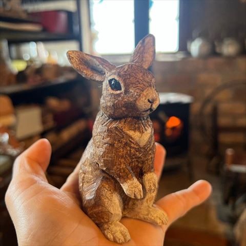 うさぎの木彫り
